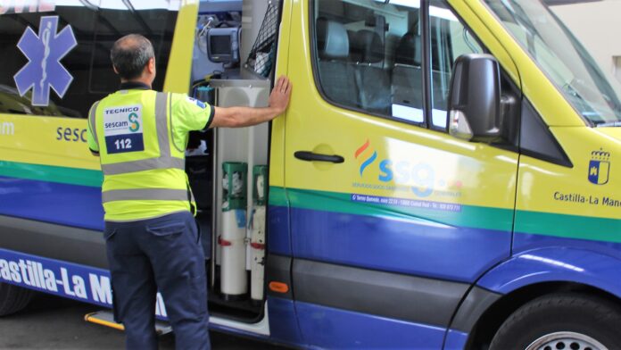 Técnico de emergencias ante una ambulancia del SESCAM.