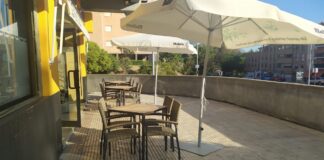 Preparados para protegerse del sol en una terraza de Guadalajara. (Foto: La Crónic@)