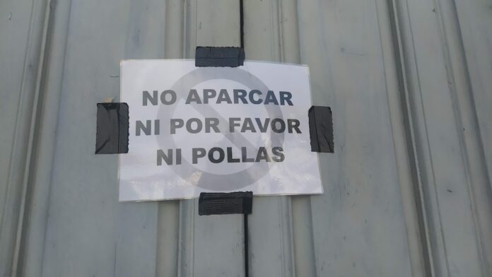 El letrero en una puerta al que alude El Paseante. (Foto: La Crónic@)