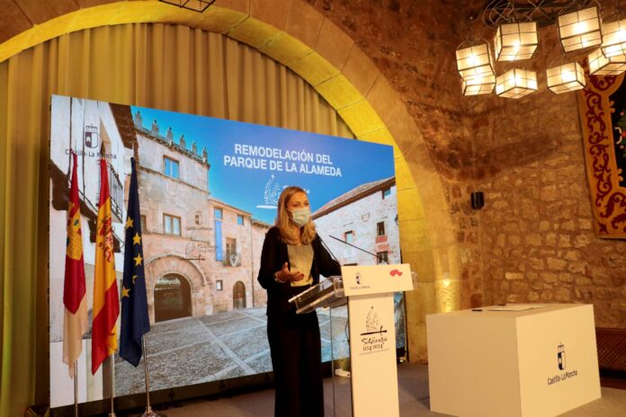 La alcaldesa de Sigüenza, María Jesús Merino, en un reciente acto público en su ciudad.