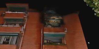 Los daños en el edificio eran visibles desde el exterior.