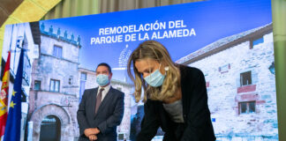 María Jesús Merino, alcaldesa de Sigüenza, firma ante García-Page el protocolo para la reforma de la Alameda.