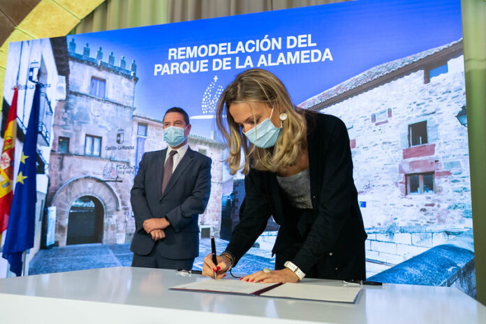 María Jesús Merino, alcaldesa de Sigüenza, firma ante García-Page el protocolo para la reforma de la Alameda.