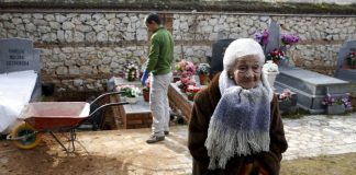 Ascensión Mendieta, durante los trabajos en el cementerio de Guadalajara. (Foto: Reuters)