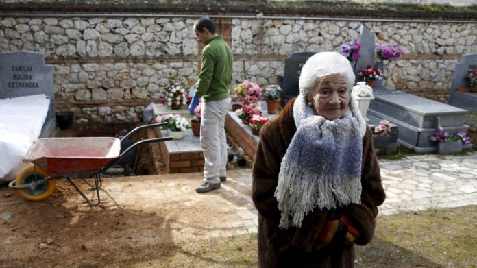 Ascensión Mendieta, durante los trabajos en el cementerio de Guadalajara. (Foto: Reuters)