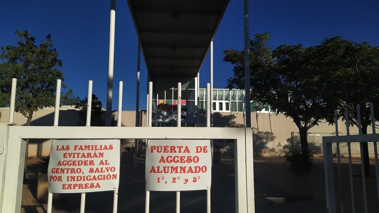 Acceso al colegio Los Olivos, de Cabanillas del Campo, en el inicio del curso escolar -2021. (Foto: La Crónic@)