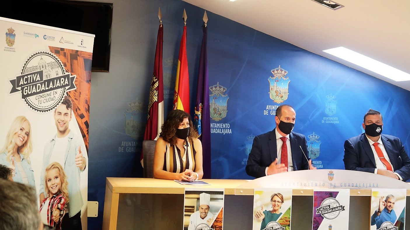 Alberto Rojo, María Soledad García y Fernando Parlorio en la presentación de las ayudas para la hostelería de Guadalajara.