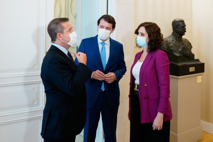 Díaz Ayuso decidirá si cierra o no Madrid tras hablar con los presidentes de Castilla y León y Castilla-La Mancha.