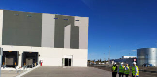 Carrefour ya tiene su gran nave en Azuqueca, donde trabajarán 300 personas Exterior del centro de distribución de Carrefour, el mayor de España, instalado en esta gran nave de Azuqueca de Henares.