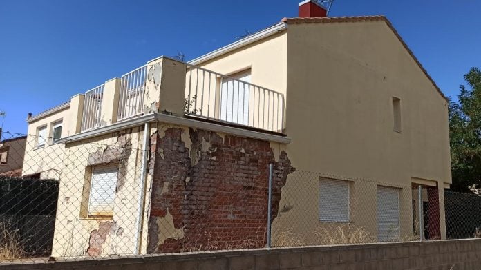 Vivienda de promoción pública abandonada en El Casar.