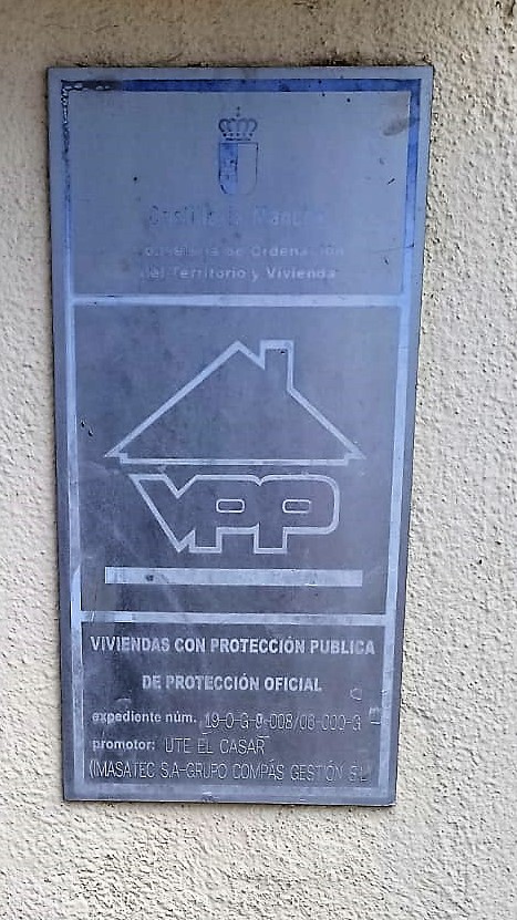 La placa recuerda que la vivienda fue construida con ayudas por ser VPP.