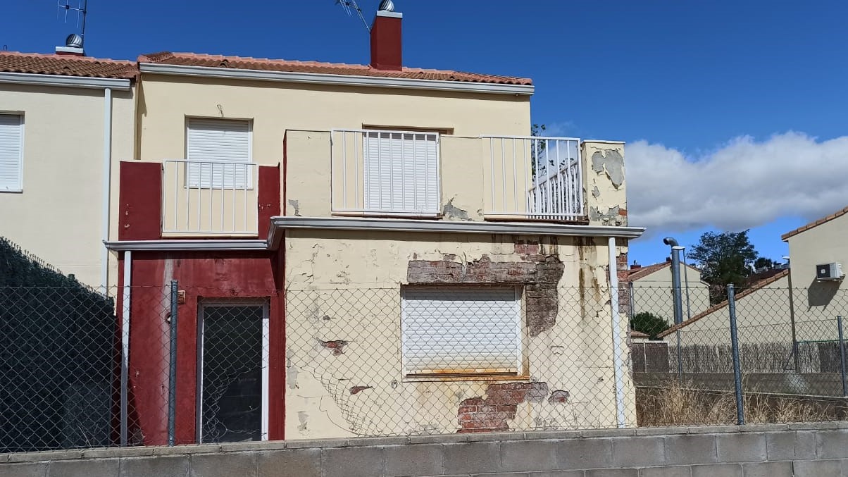 Vivienda de promoción pública abandonada en El Casar.