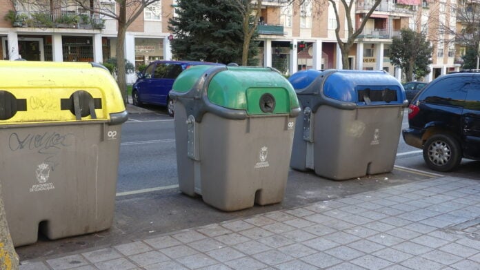 Contenedores para reciclado en una calle de Guadalajara. (Foto:: La Crónic@)