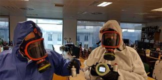 Trabajadores de la empresa encargada de las labores de desinfección en Molina.