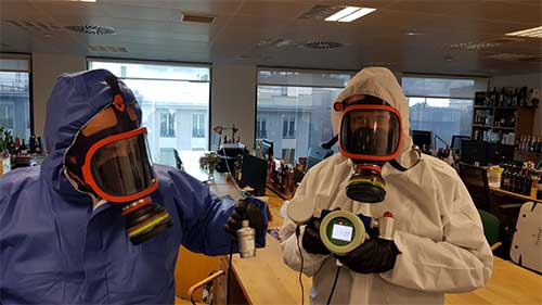 Trabajadores de la empresa encargada de las labores de desinfección en Molina.