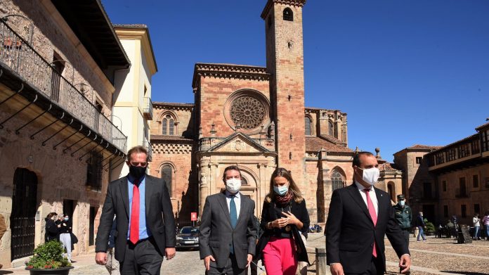 La alcaldesa de Sigüenza, María Jesús Merino, ha recibido a las distintas autoridades.