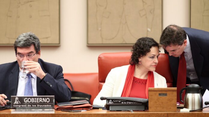Magdalena Valerio, junto al ministro de Inclusión, Seguridad Social y Migraciones, José Luis Escrivá, en una reunión del Pacto de toledo en marzo de 2020.