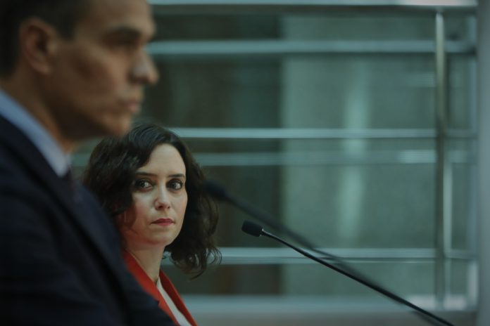 Díaz Ayuso, durante su encuentro con Pedro Sánchez este lunes, en Madrid. (Foto: EP)