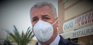 El alcalde de Mondéjar, José Luis Vega, ante los periodistas el 22 de septiembre de 2020.