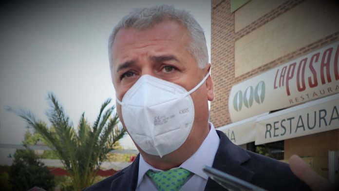 El alcalde de Mondéjar, José Luis Vega, ante los periodistas el 22 de septiembre de 2020.