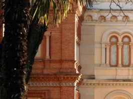 Exterior del colegio de las Adoratrices, en Guadalajara. (Foto: La Crónic@)