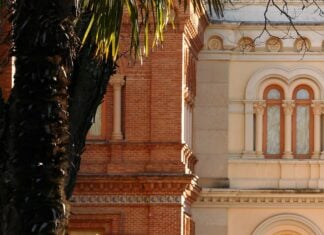 Exterior del colegio de las Adoratrices, en Guadalajara. (Foto: La Crónic@)