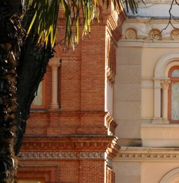 Exterior del colegio de las Adoratrices, en Guadalajara. (Foto: La Crónic@)