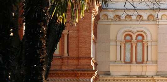 Exterior del colegio de las Adoratrices, en Guadalajara. (Foto: La Crónic@)