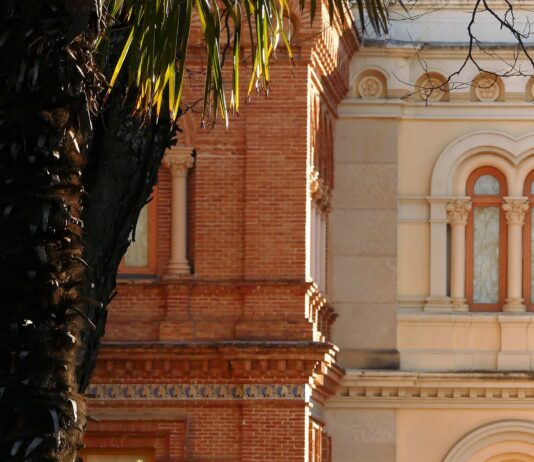 Exterior del colegio de las Adoratrices, en Guadalajara. (Foto: La Crónic@)