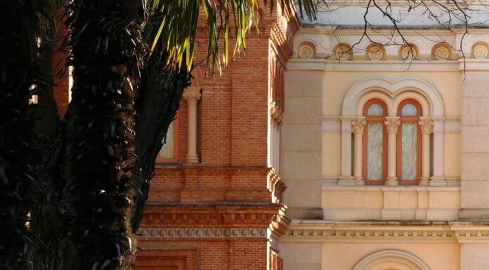 Exterior del colegio de las Adoratrices, en Guadalajara. (Foto: La Crónic@)