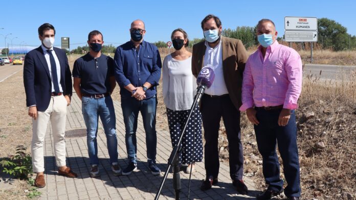 Núñez y otros cargos del PP, junto a la carretera de Fontanar.
