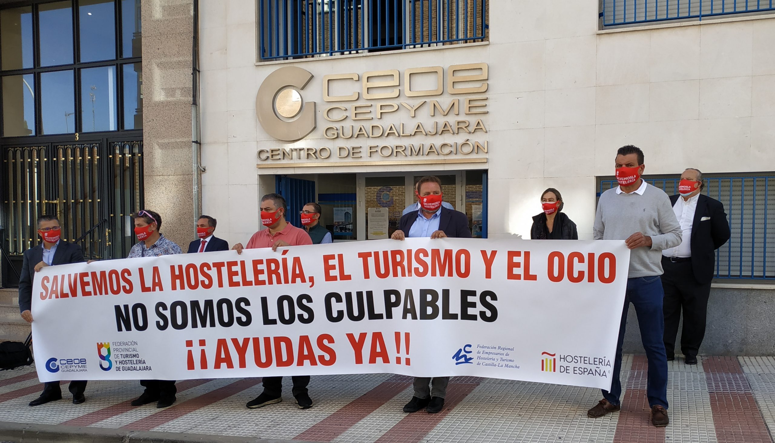Protesta de los hosteleros ante la sede de CEOE en Guadalajara.