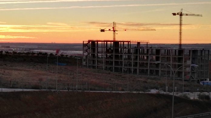 Atardecer en 2016, en pleno parón de las obras de los nuevos Juzgados de Guadalajara. (Foto: La Crónic@)