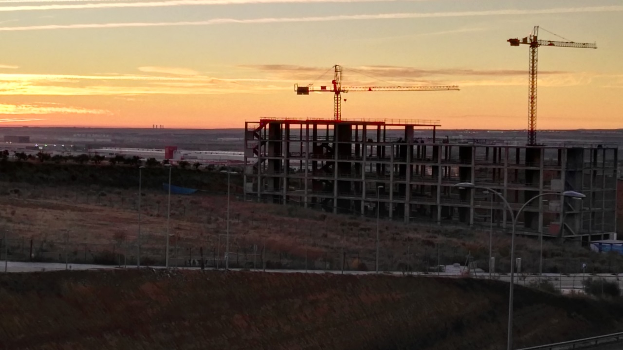 Atardecer en 2016, en pleno parón de las obras de los nuevos Juzgados de Guadalajara. (Foto: La Crónic@)
