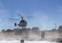 Baldeando con un helicóptero contra incendios desde un estanque del campo de golf de Valdeluz.
