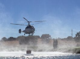 Baldeando con un helicóptero contra incendios desde un estanque del campo de golf de Valdeluz.