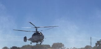 Baldeando con un helicóptero contra incendios desde un estanque del campo de golf de Valdeluz.