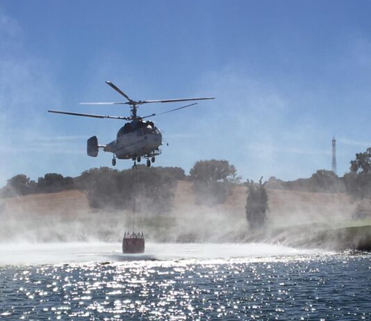 Baldeando con un helicóptero contra incendios desde un estanque del campo de golf de Valdeluz.