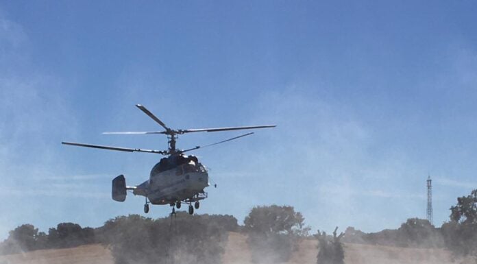 Dos incendios el mismo día en Torrejón del Rey Baldeando con un helicóptero contra incendios desde un estanque del campo de golf de Valdeluz.