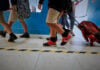 ¿El colegio de tus hijos aplica la «equidad educativa»? Niños en un colegio madrileño, con medidas contra el COVID-19. (Foto:EP)