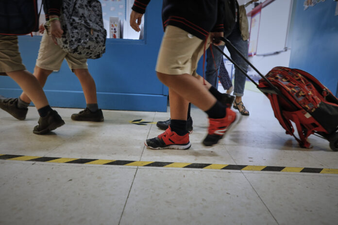 Niños en un colegio madrileño, con medidas contra el COVID-19. (Foto:EP)