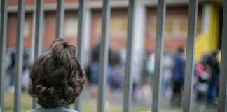 Niña a las puertas de su colegio. (Foto: EP)