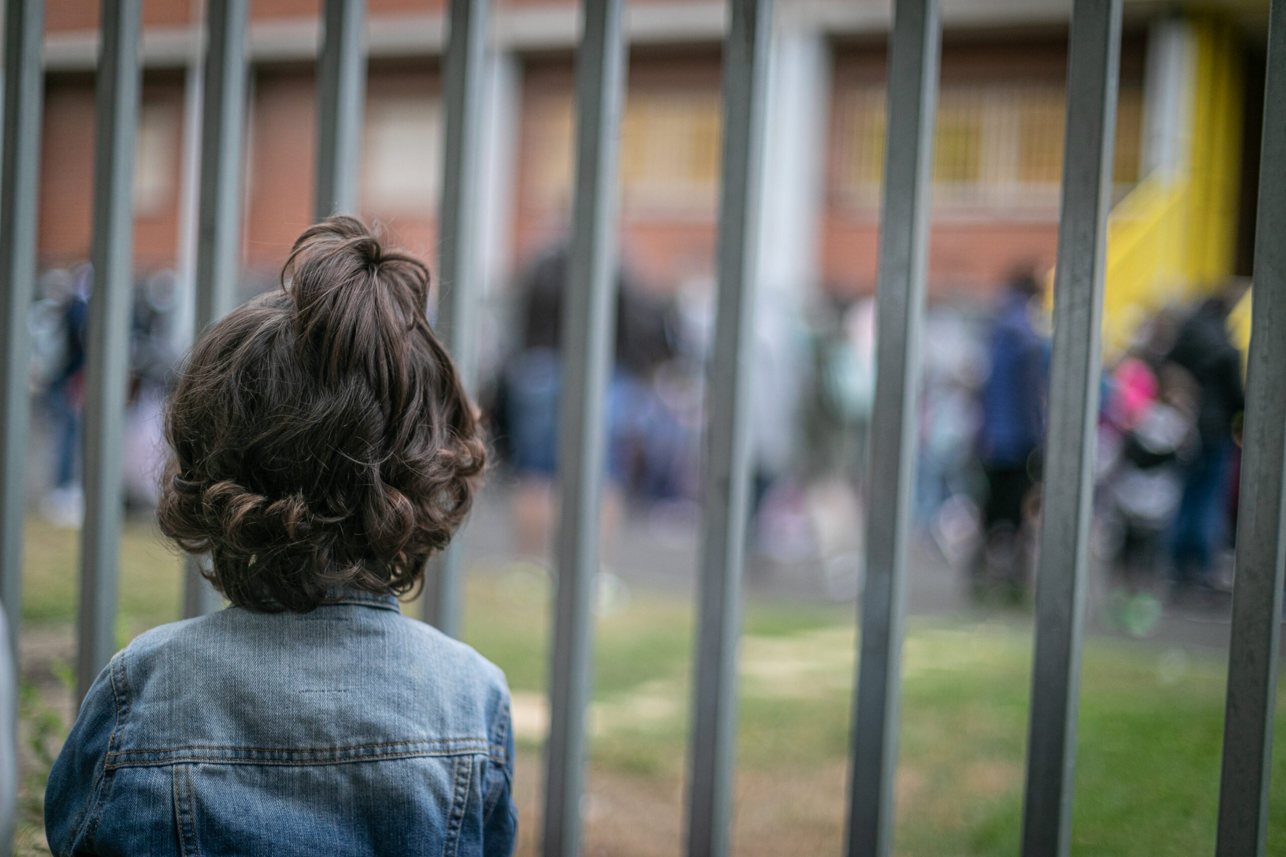 Niña a las puertas de su colegio. (Foto: EP)