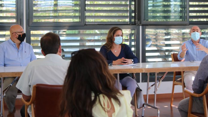 Olga Villanueva, en el centro de la imagen, durante la reunión.