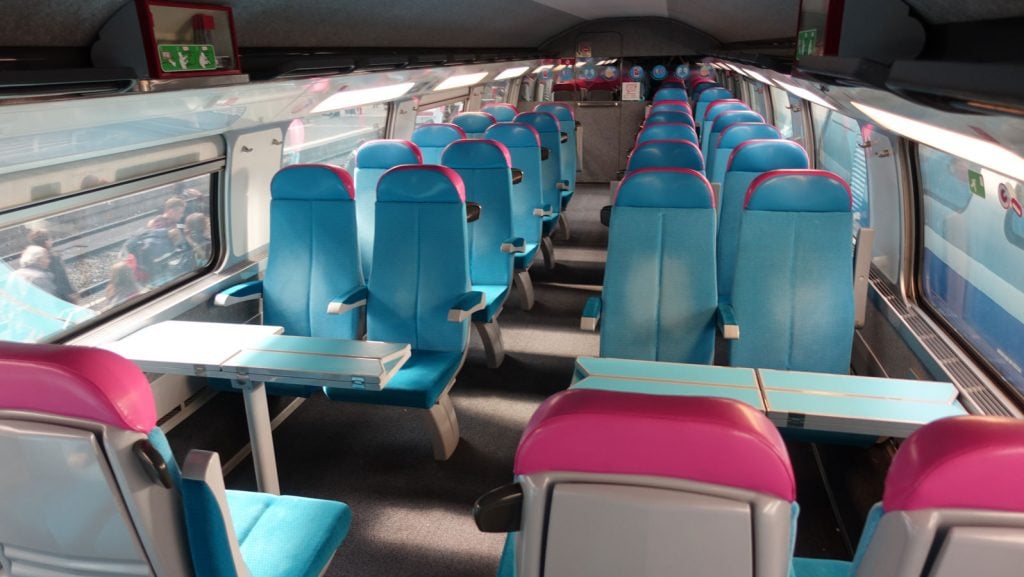 Distribución de asientos en la planta superior de un tren de Ouigo en servicio en Francia.
