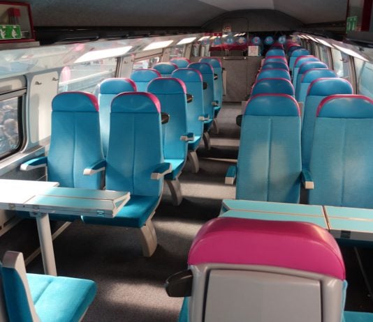 Distribución de asientos en la planta superior de un tren de Ouigo en servicio en Francia.