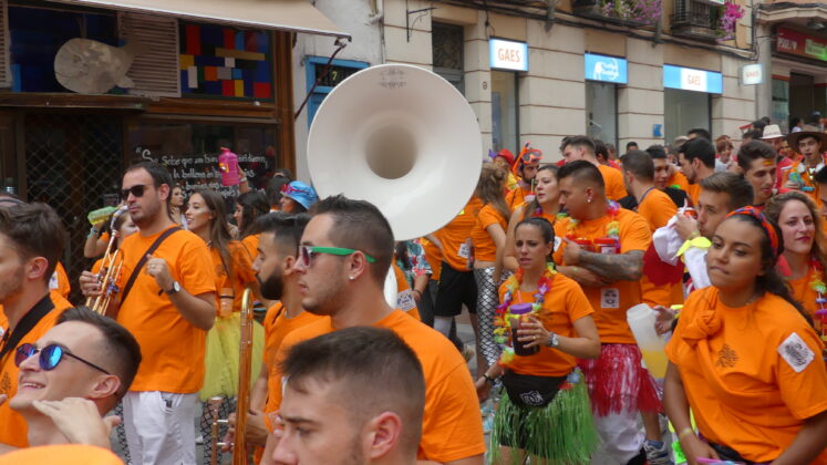 Las charangas siguen siendo uno de los argumentos para la subvención a las peñas de Guadalajara. En la imagen, camino del chupinazo de 2019. (Foto: La Crónic@)