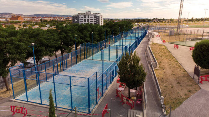Pistas de pádel en el complejo municipal San Miguel, de Azuqueca de Henares.