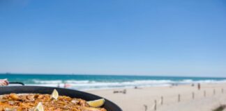 Una paella de Valencia puede ser exquisita, también por el entorno.