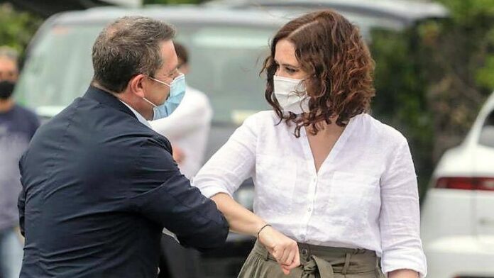 Page y Díaz Ayuso se saludan, codo con codo, en una anterior ocasión durante la pandemia.